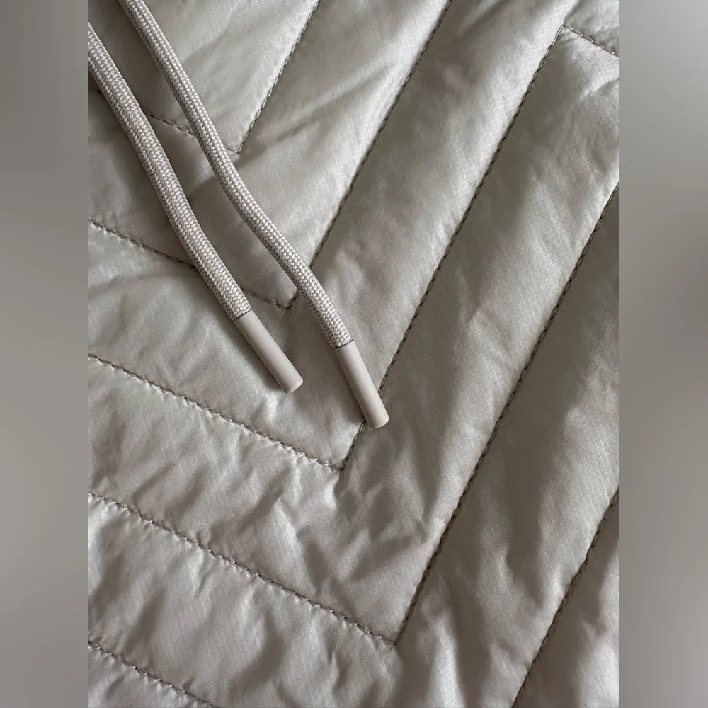 Athleta Apres Ski Down Solstice Quilted Jogger Pants in Abalone Grey | Size 8 - Picture 9 of 16